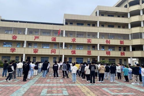 潢川县卜集中学举行国庆节安全主题教育升旗仪式