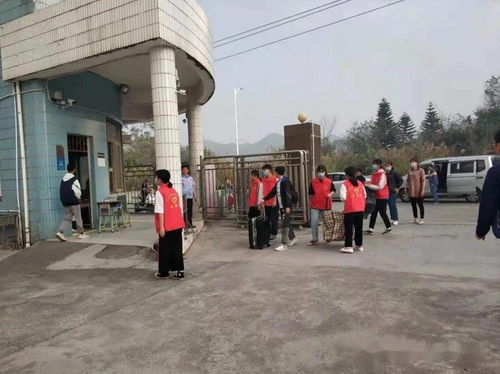 新兴县中学志愿者携手彩塘中学，共筑春季开学暖心路